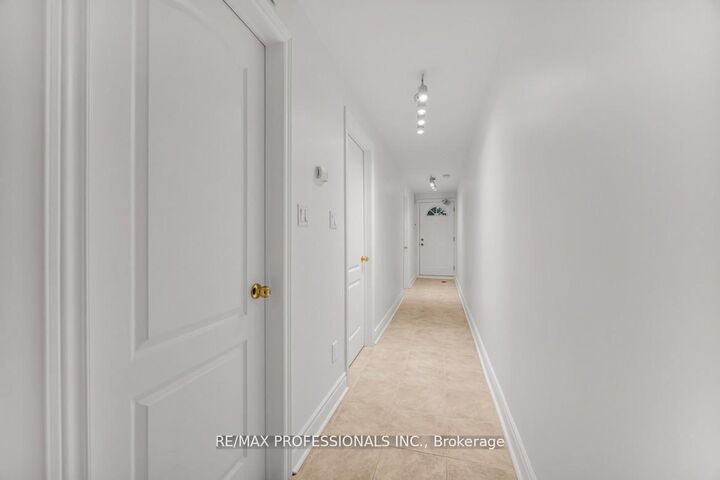 Property Photo:  213 Major Street Lower  ON M5S 2L4 