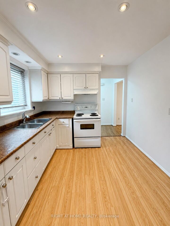 Property Photo:  7154 Fayette Circle Upper  ON L5N 1Y6 