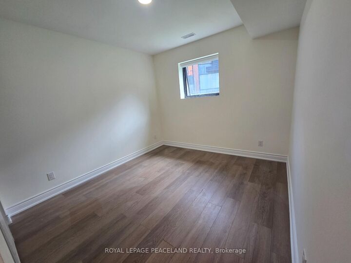Property Photo:  556 Spadina Crescent Laneway Hse Lwr  ON M5S 2J9 