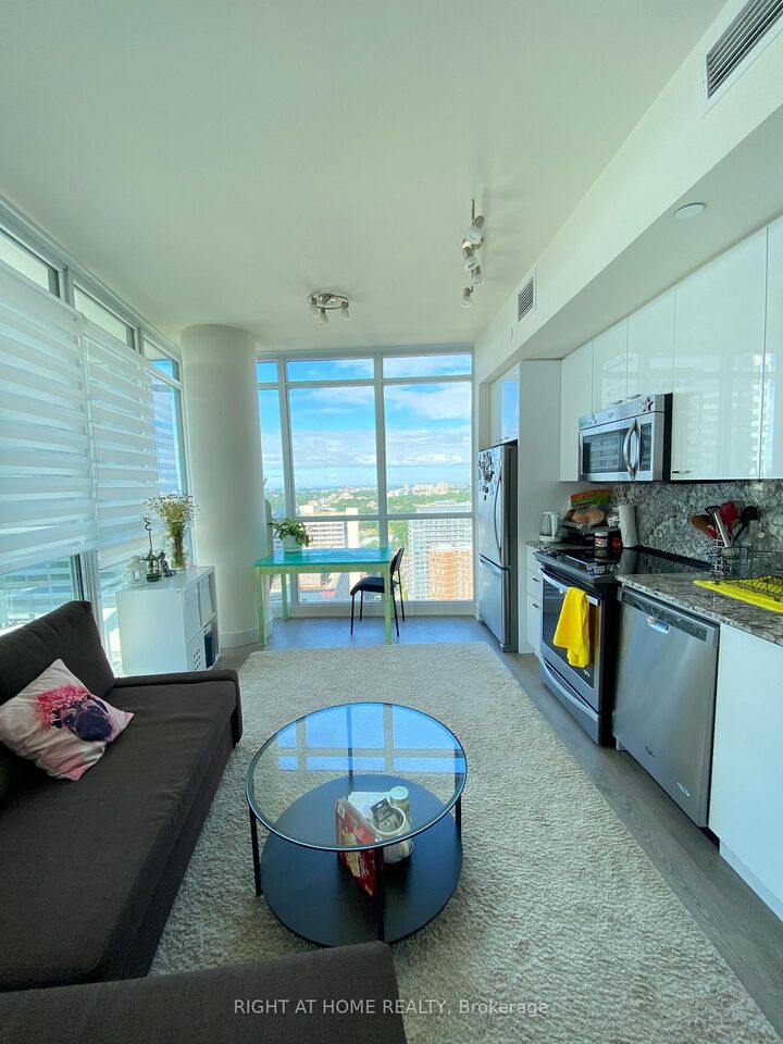 Property Photo:  30 Roehampton Avenue 2802  ON M4P 1R2 