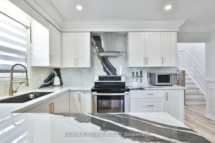Property Photo:  21 Avon Crescent Upper Level  ON L4L 1H4 