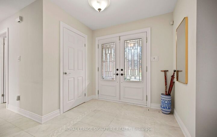 Property Photo: 1892 Beechknoll Avenue ON L4W 2G3