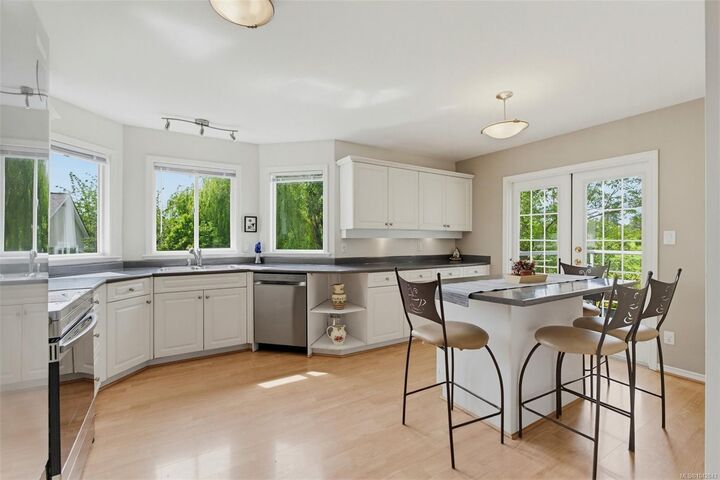 Property Photo:  840 Tillicum Rd  BC V9A 1Z7 