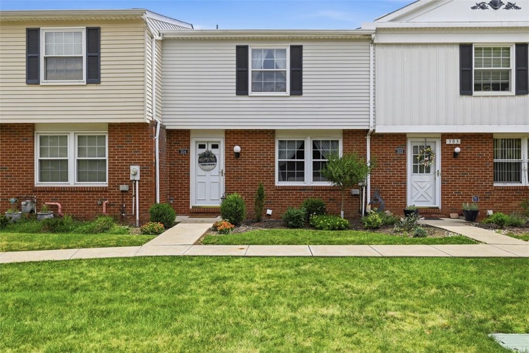 Property Photo: 304 Countryside Dr PA 15136