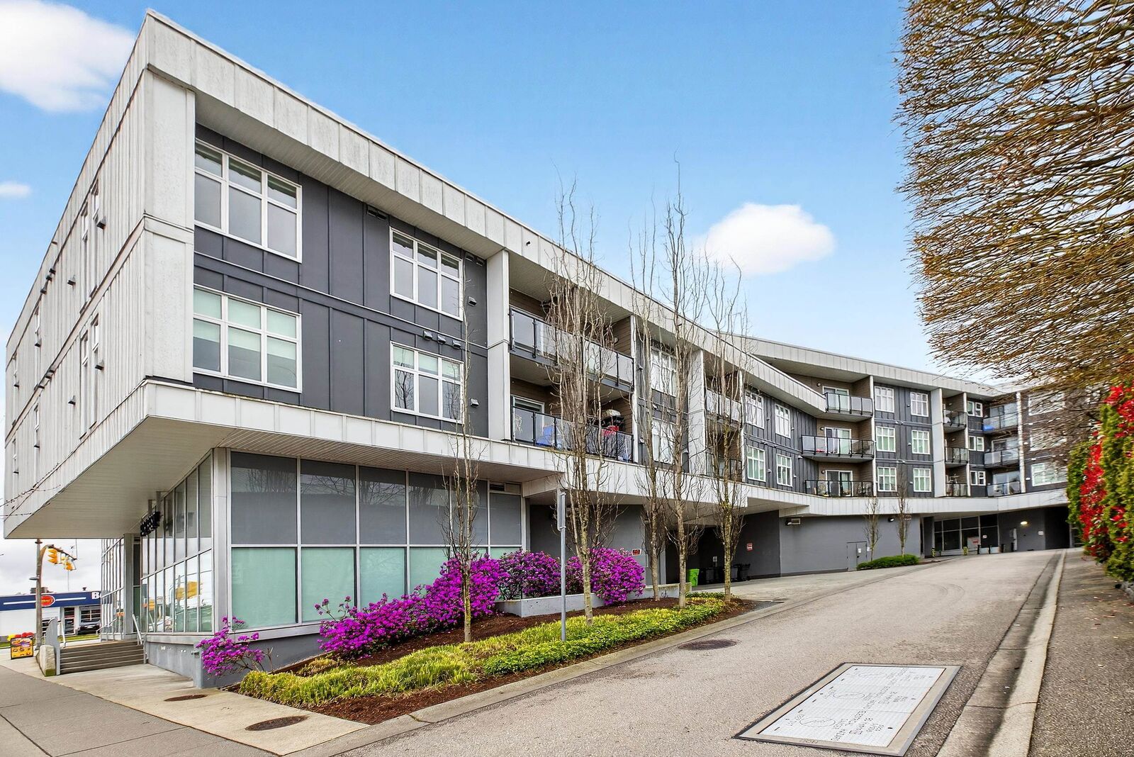 Property Photo:  6283 Kingsway Avenue 215  BC V5J 0H3 