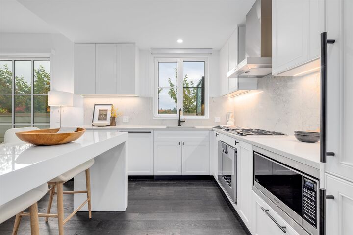 Property Photo: 2096 W 47th Avenue 404 BC V6M 0E5