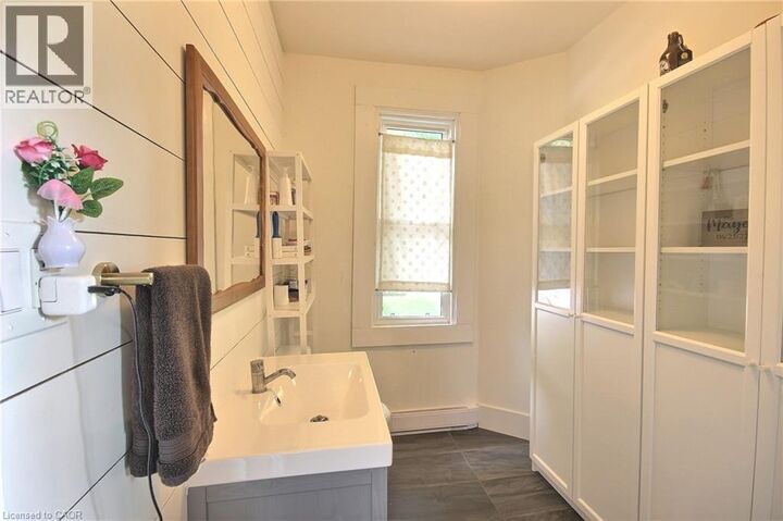Property Photo:  206 Union Street East  ON N4W 2G9 