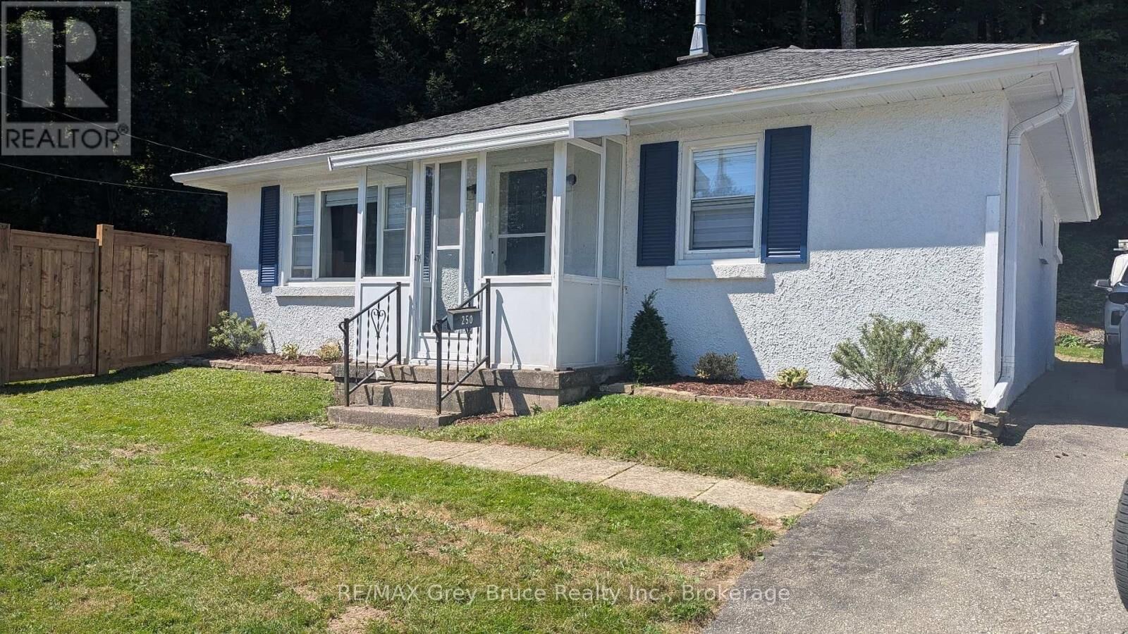 Property Photo: 250 2nd Avenue East ON N4K 2E6