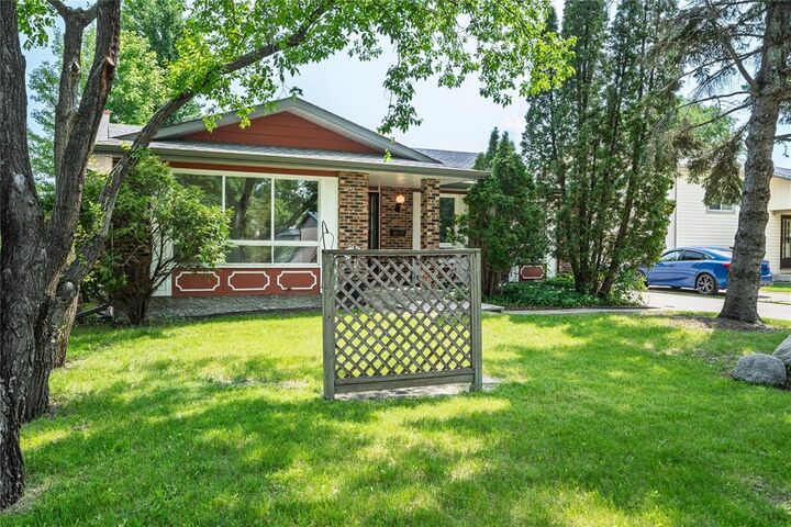 Property Photo: 160 Meadow Gate Drive MB R2C 4G3