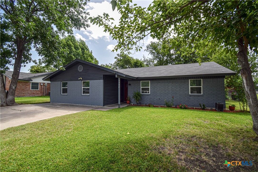 Property Photo:  1704 Godman Street  TX 76543 