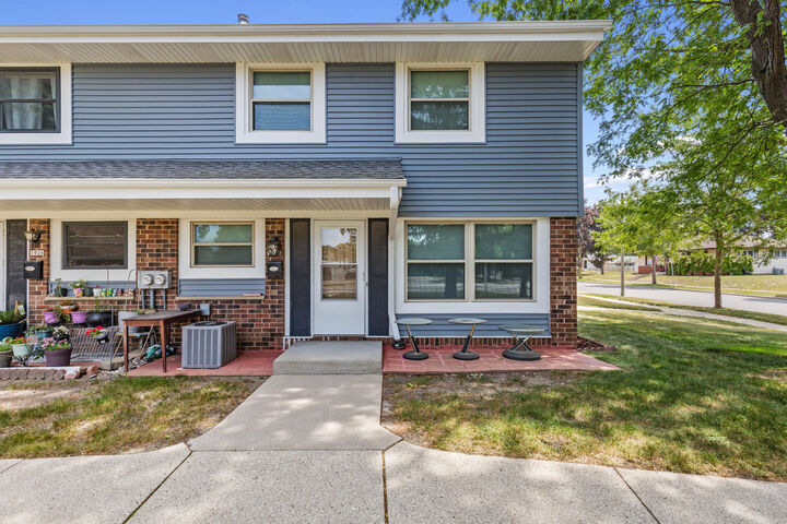 Property Photo: 1924 W Salem St WI 53221