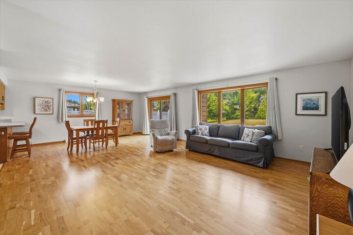 Property Photo: 3713 Highcliff Ct WI 53083