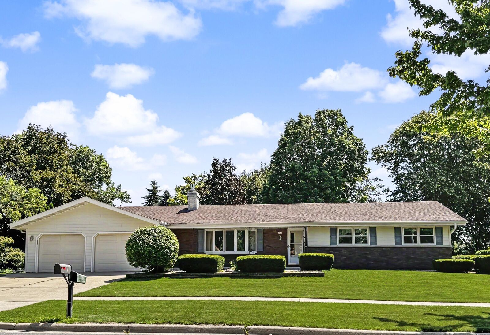 Property Photo:  1075 S Silverbrook Dr  WI 53095 