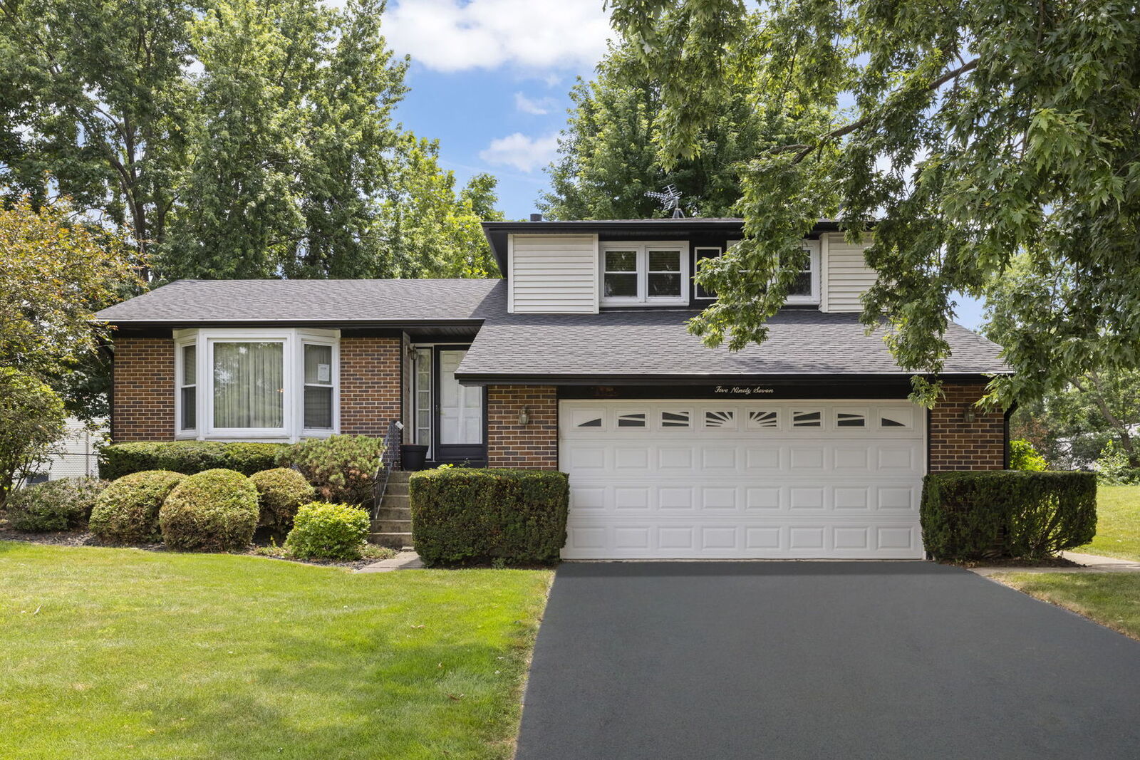 Property Photo:  597 Piccadilly Lane  IL 60440 