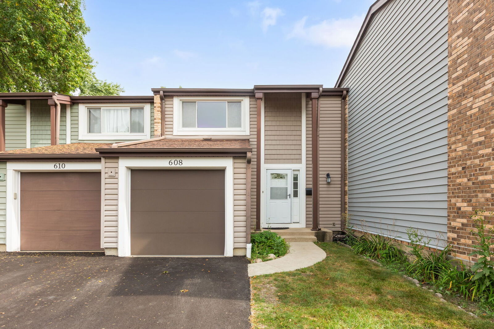Property Photo: 608 Westwood Court IL 60090