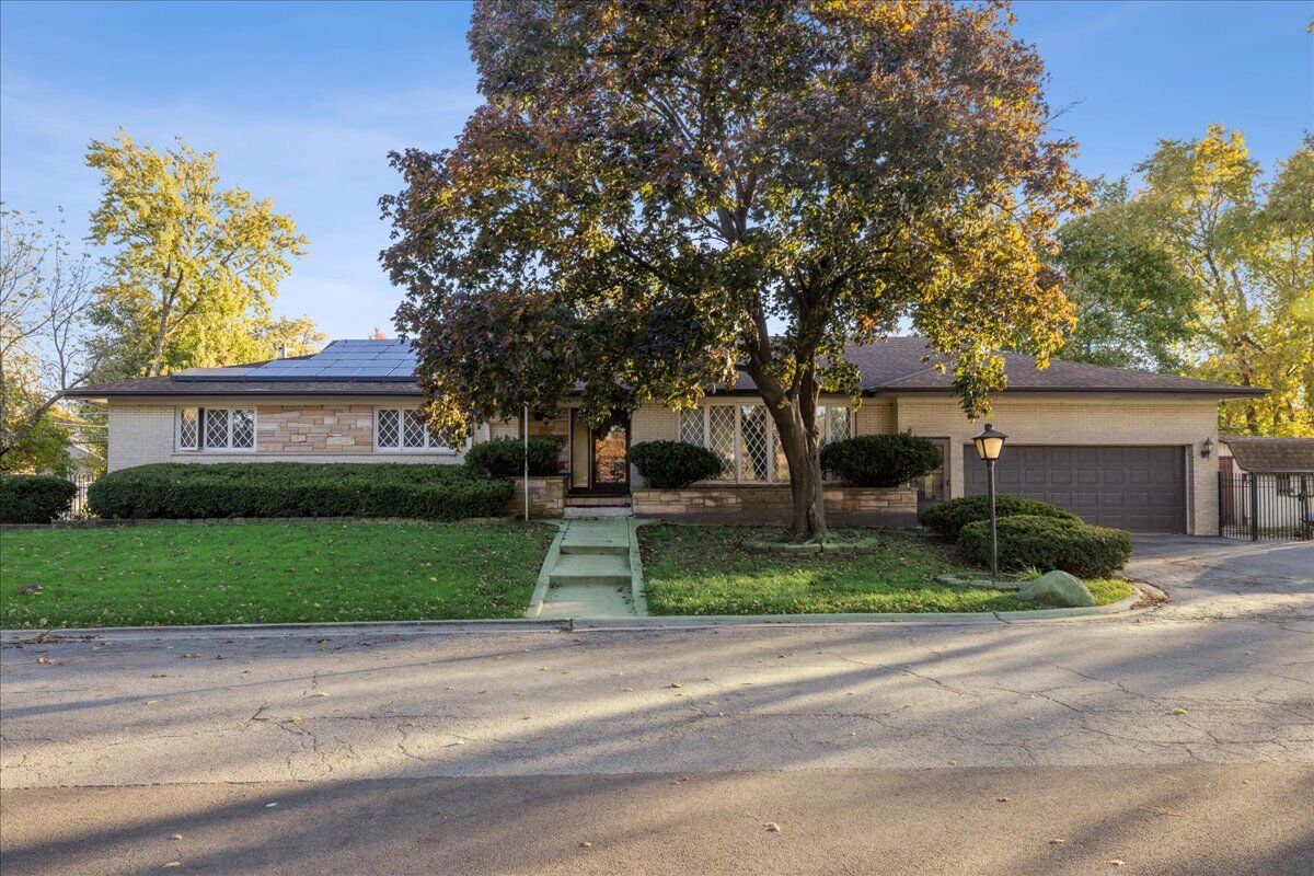 Property Photo: 10129 Westmanor Drive IL 60131