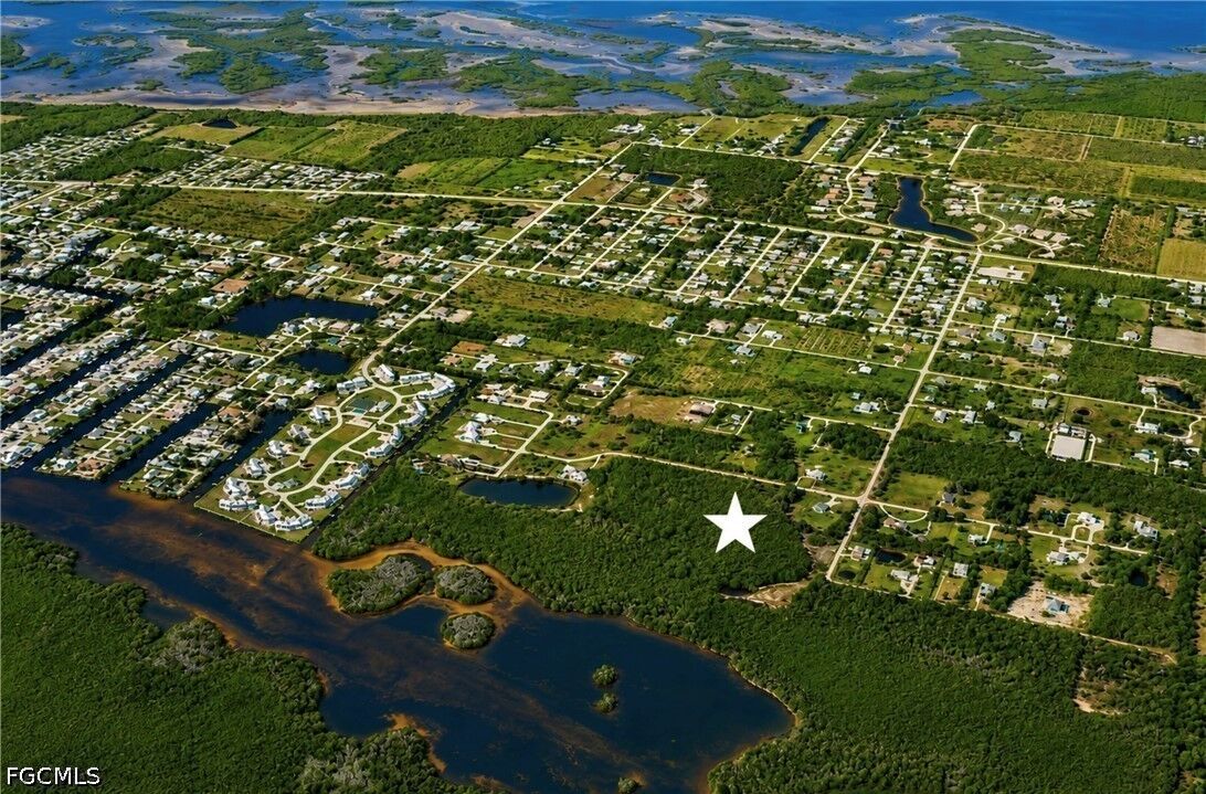 Property Photo: 12370 Sherwood Road FL 33922