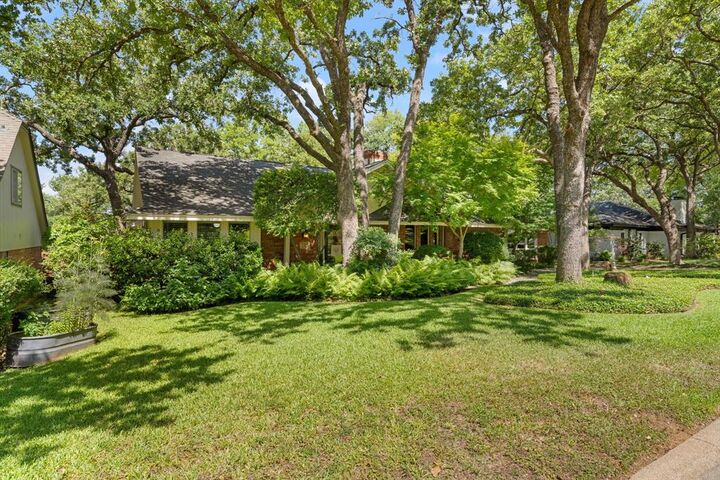 Property Photo: 2212 Prestonwood Drive TX 76012