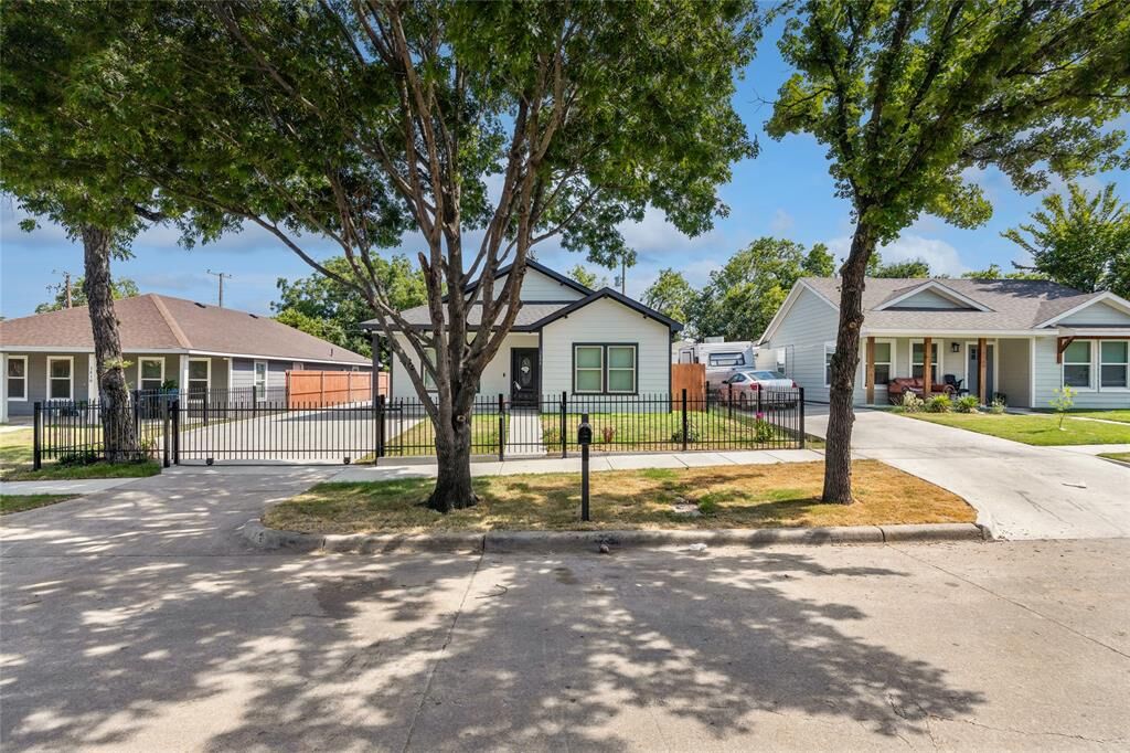 Property Photo:  1404 E Cannon Street  TX 76104 