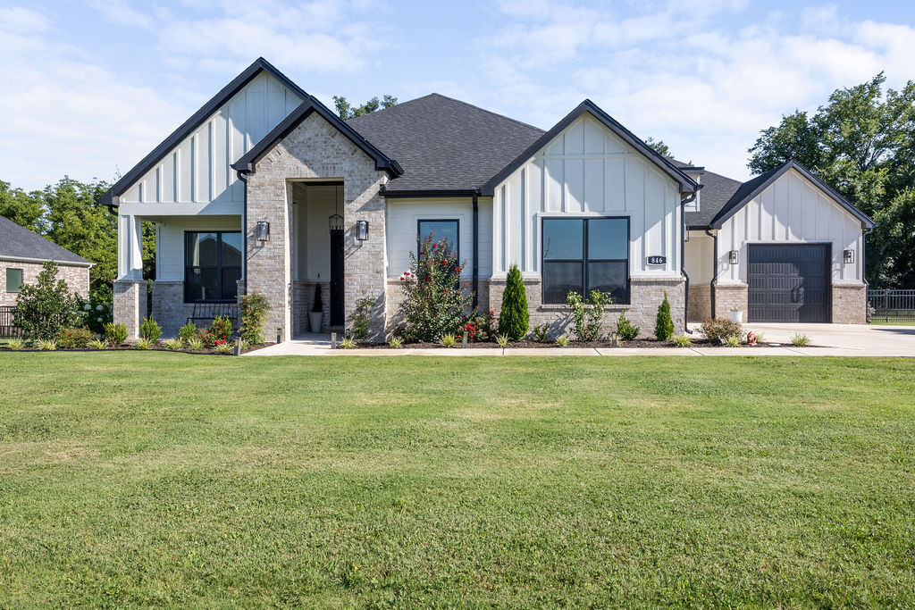 Property Photo: 846 Asher Street AR 72703