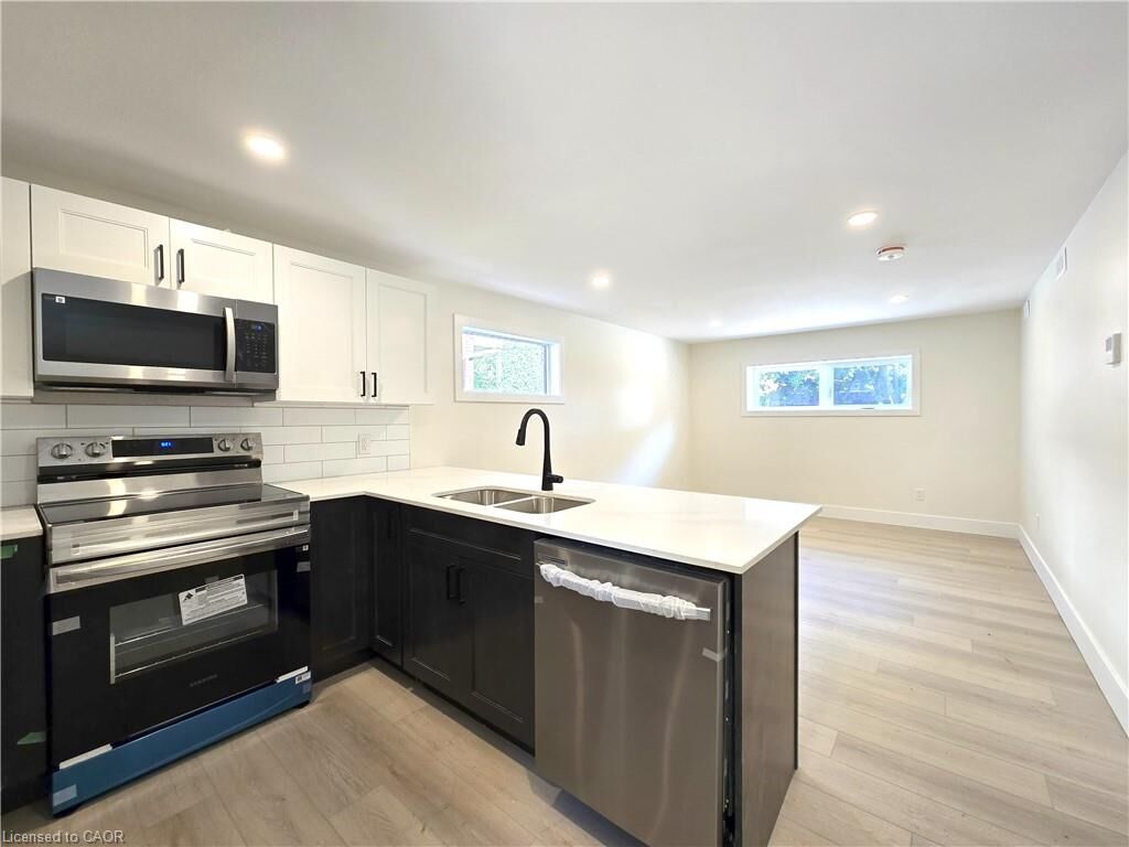 Property Photo:  404 Forest Hill Drive 2  ON N2M 4H4 