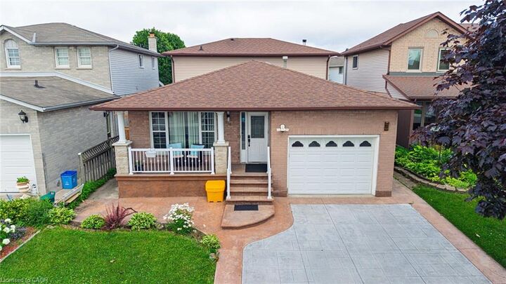 Property Photo:  214 Merrilee Crescent  ON L9A 5E2 