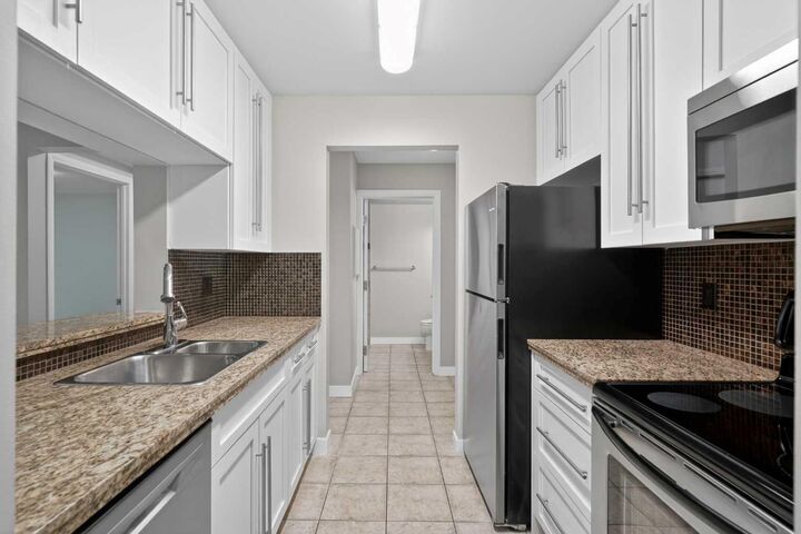 Property Photo:  790 Kingsmere Crescent SW 116  AB T2V 2H8 