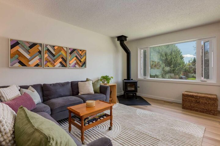 Property Photo:  23 Deer Lane Place SE  AB T2J 6B7 