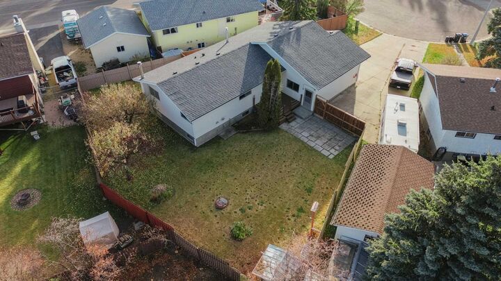Property Photo: 6 Woodland Close AB T4S 1L9