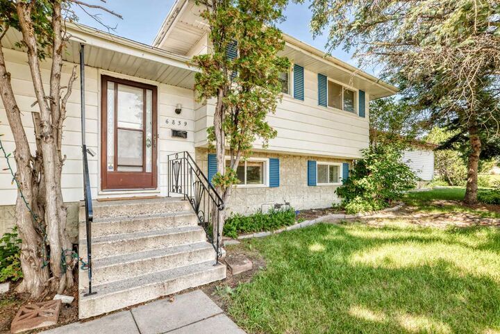 Property Photo:  6839 Huntridge Hill NE  AB T2K 4A1 