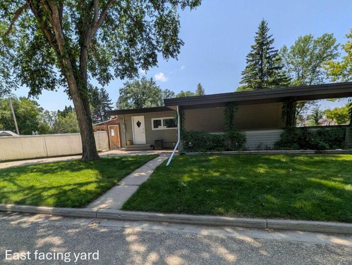 Property Photo: 703 5 Avenue W AB T1R 0E4
