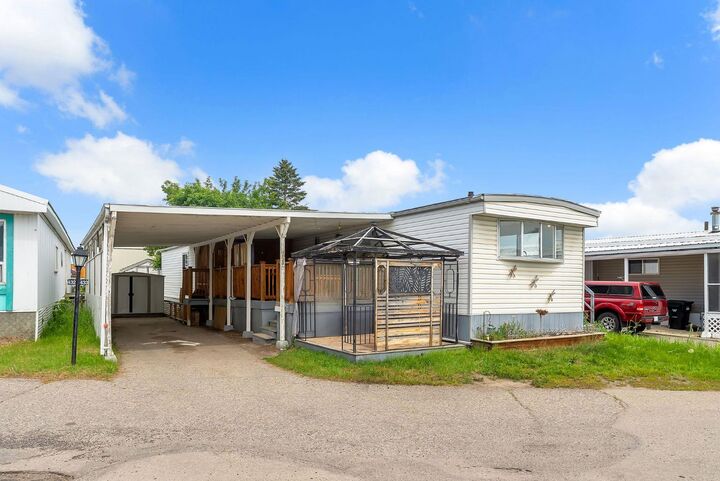 Property Photo:  433 Cherry Way NW  AB T2B 5P2 