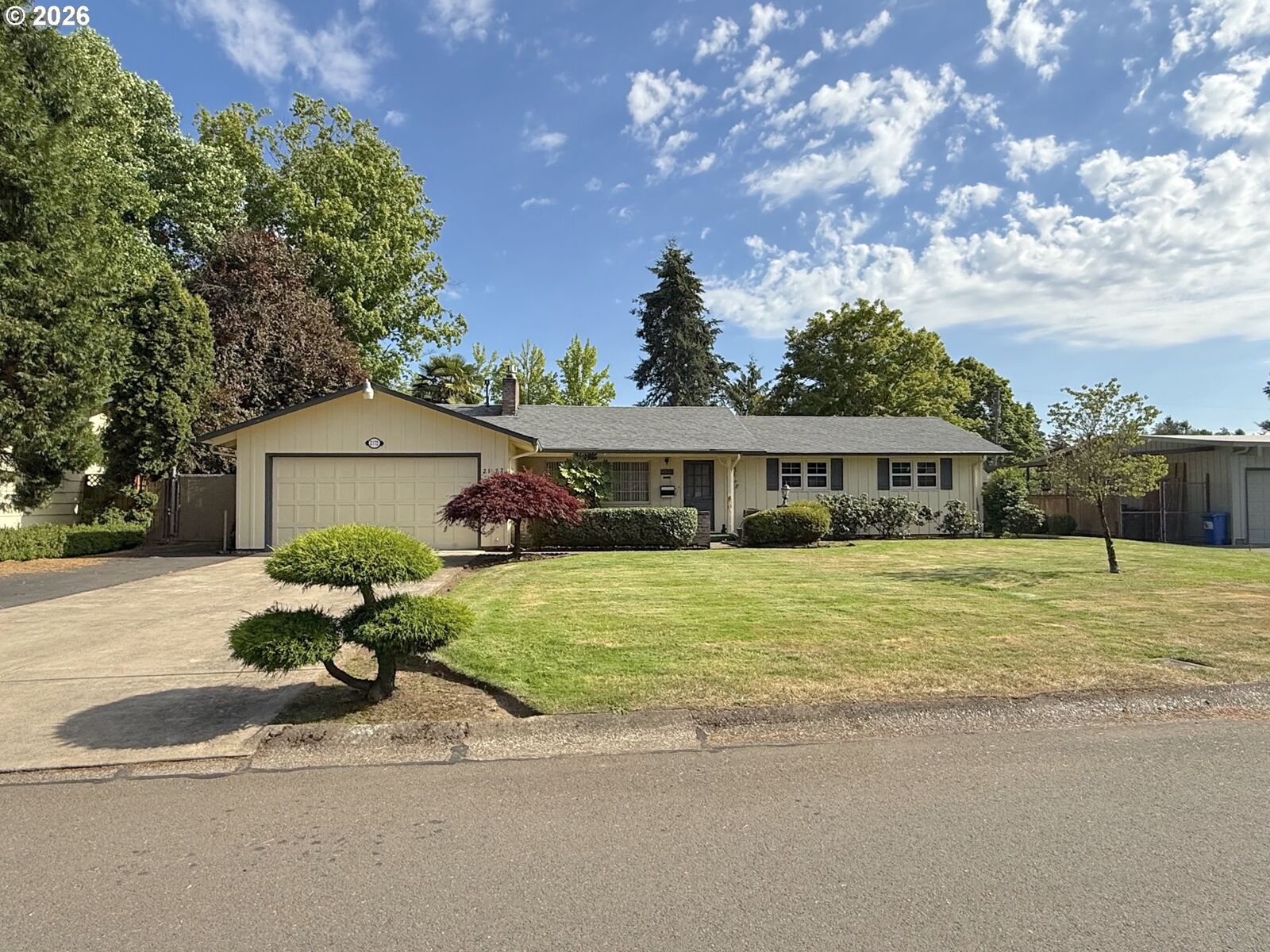 Property Photo:  2172 Roland Way  OR 97401 