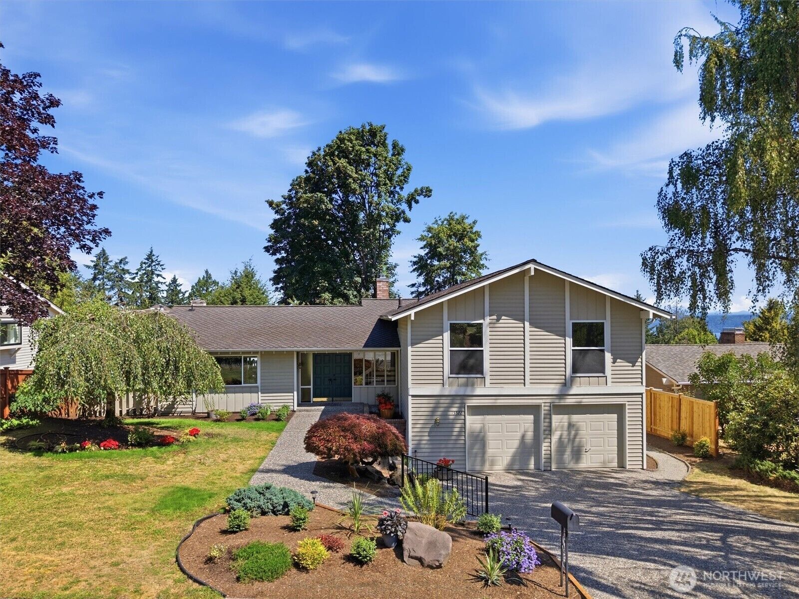 Property Photo:  15522 SE 44th Place  WA 98006 
