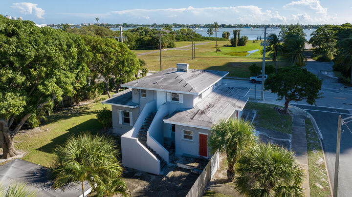 Property Photo:  5701 N Flagler Drive  FL 33407 