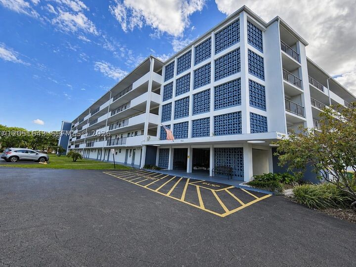 Property Photo: 950 Hillcrest Dr 102 FL 33021