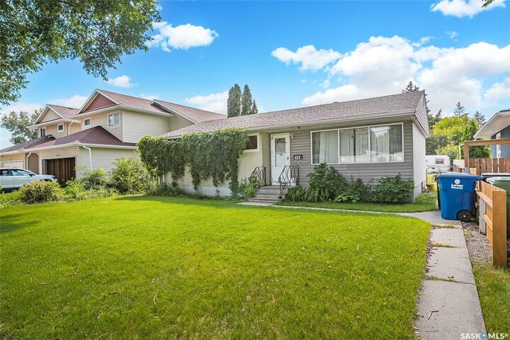 Property Photo: 421 Y Avenue S SK S7M 3J8