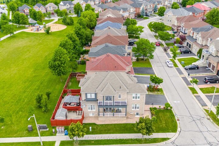 Property Photo:  17 Pefferlaw Circle  ON L6Y 0K2 