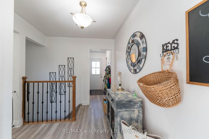 Property Photo: 6 Camdon Court ON N4G 4B3