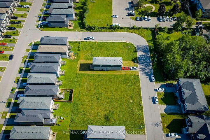 Property Photo:  215 Iva Street  ON L3C 3B9 