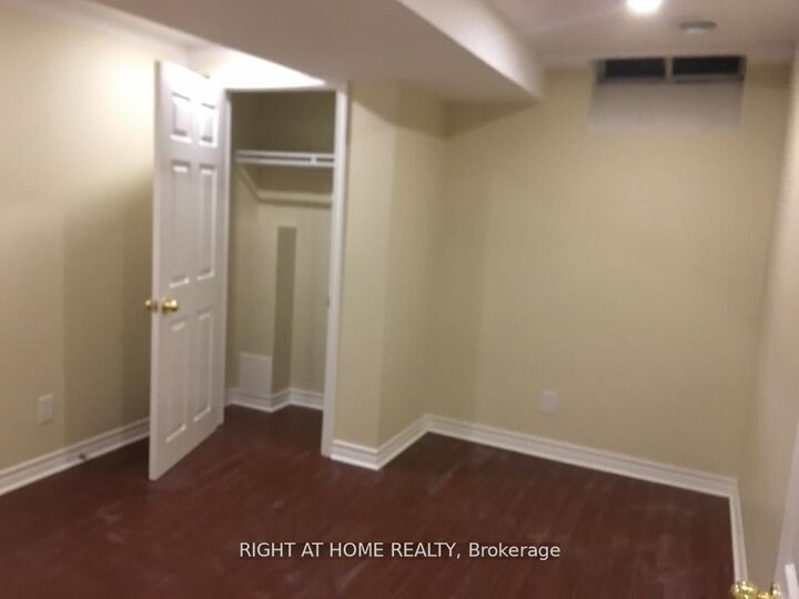 Property Photo:  5813 Raftsman Cove Street Basemnt  ON L5M 6N9 