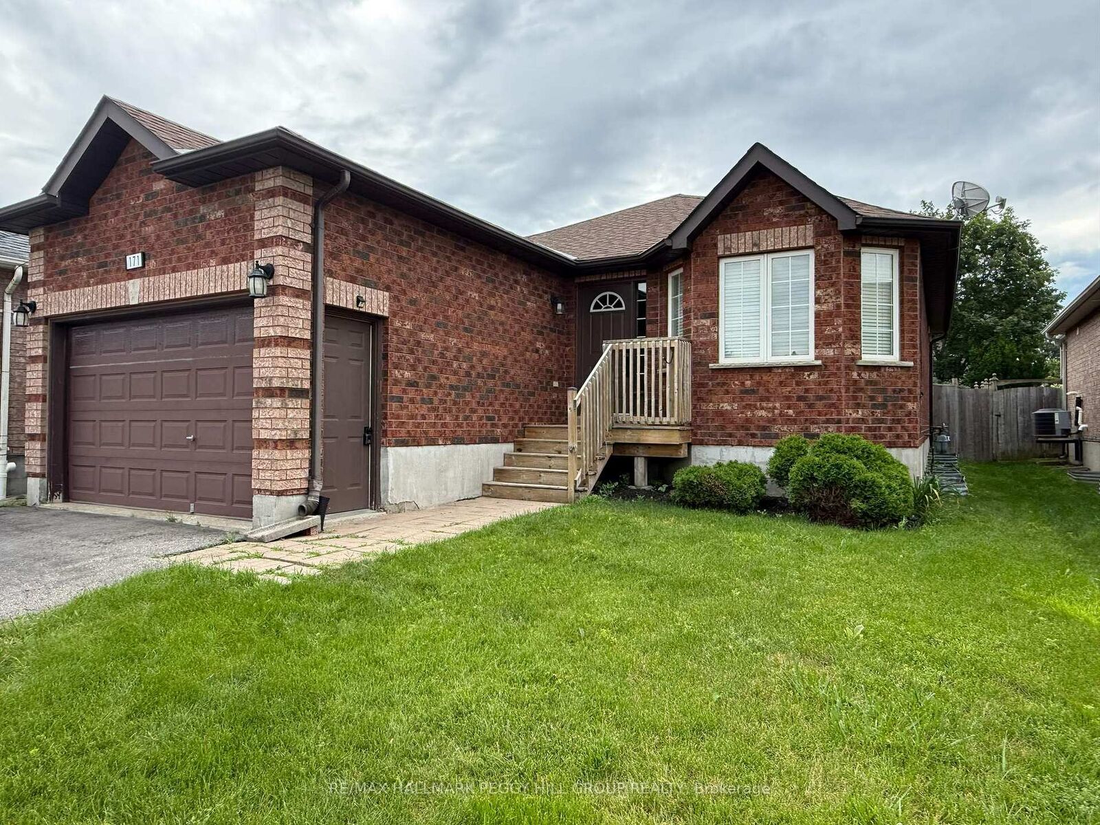 Property Photo:  171 Hanmer Street E Lower  ON L4M 6W2 
