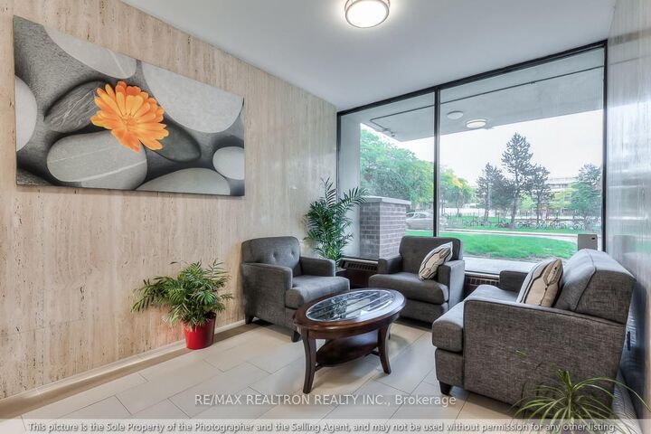 Property Photo: 100 Leeward Glenway 1401 ON M3C 2Z1