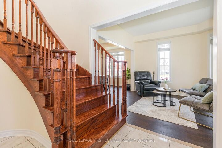 Property Photo:  1 Griffin Gate  ON L4M 7G4 