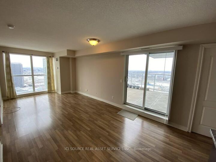 Property Photo:  70 Town Centre Court Ph3305  ON M1P 0B2 