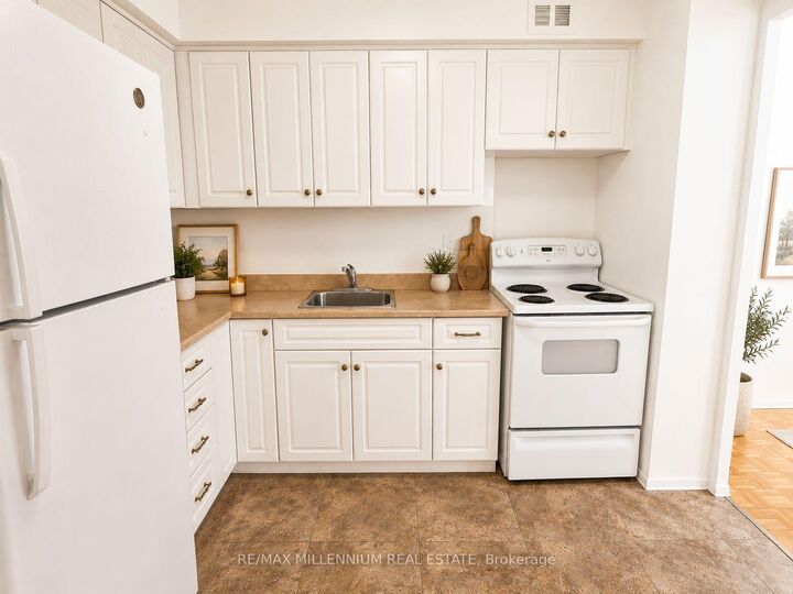 Property Photo:  250 Frederick Street 1601  ON N2H 2N1 