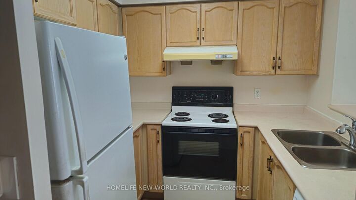 Property Photo:  28 Pemberton Avenue 1010  ON M2M 4L1 