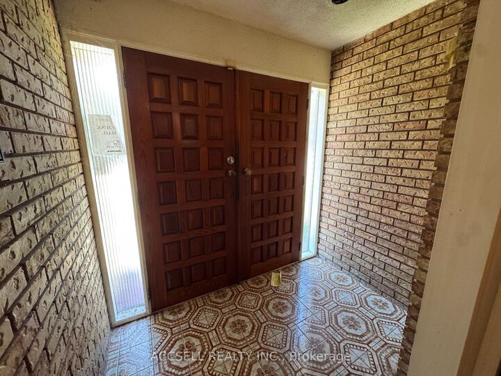 Photo de la propriété:  2439 Frayne Court  ON L5A 3X7 