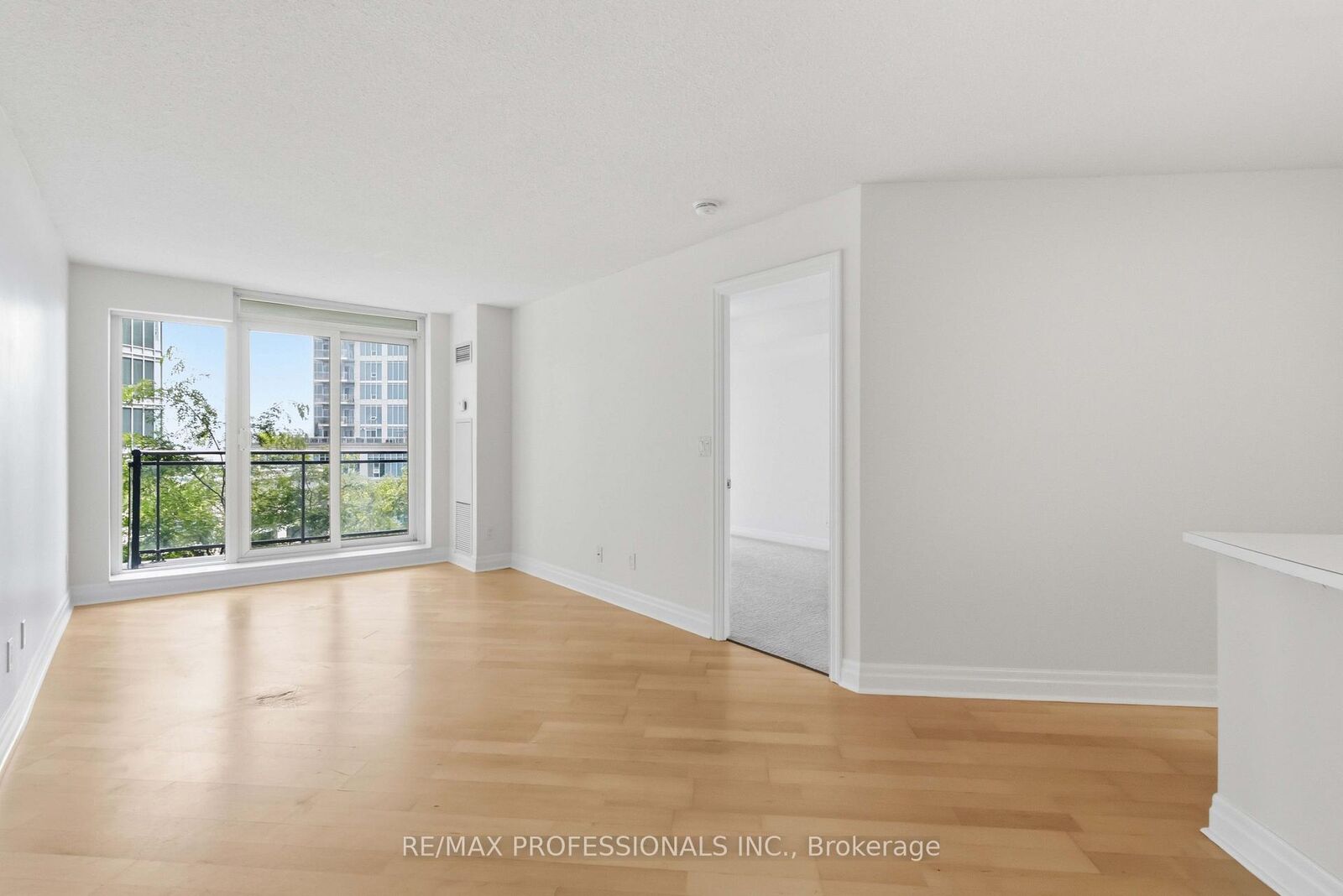 Property Photo: 2121 Lake Shore Boulevard W 607 ON M8V 4E8