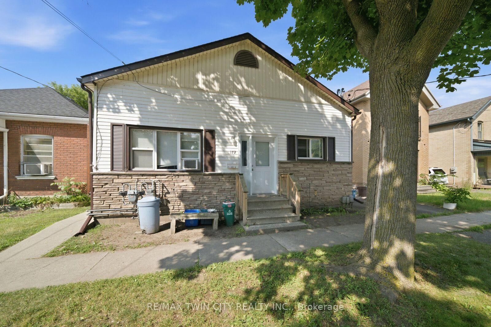 Property Photo:  172 Albion Street N Upper  ON N3T 3N2 